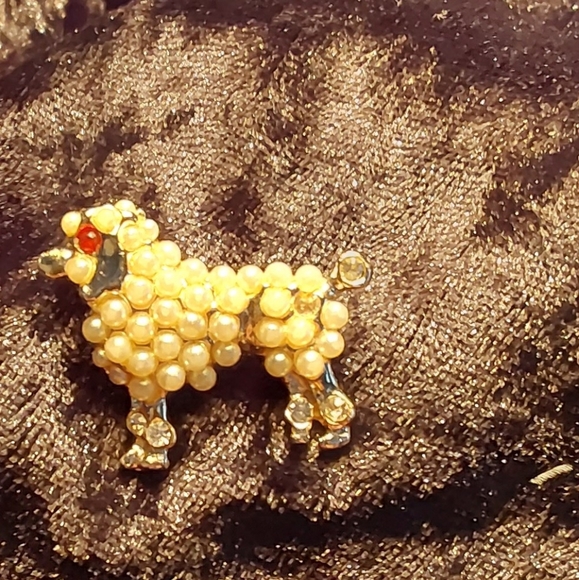 PEARL POODLE DOG PIN - Picture 1 of 3